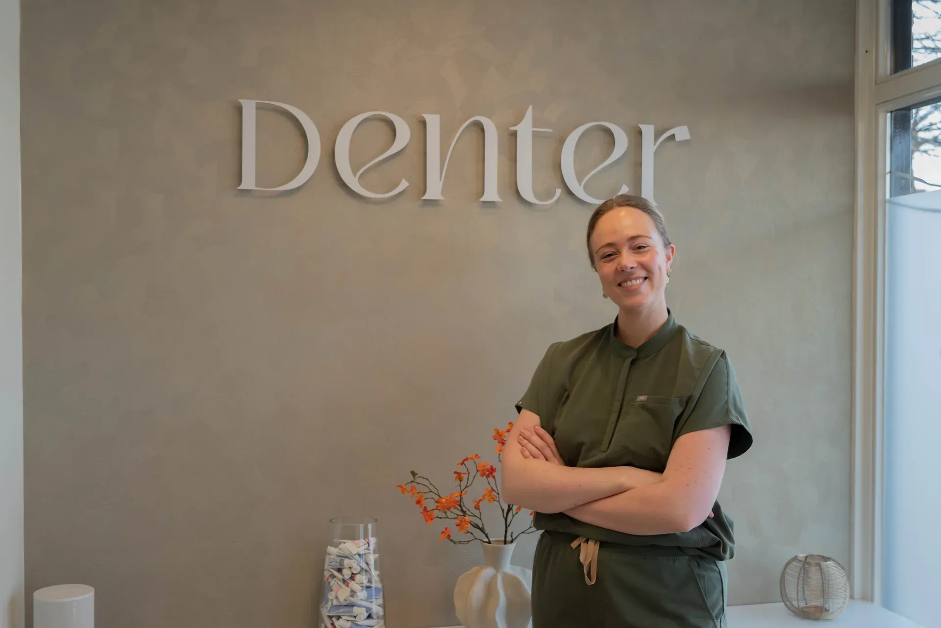 Mondhygiënist Jonne Senger met de armen over elkaar voor het DENTER-logo