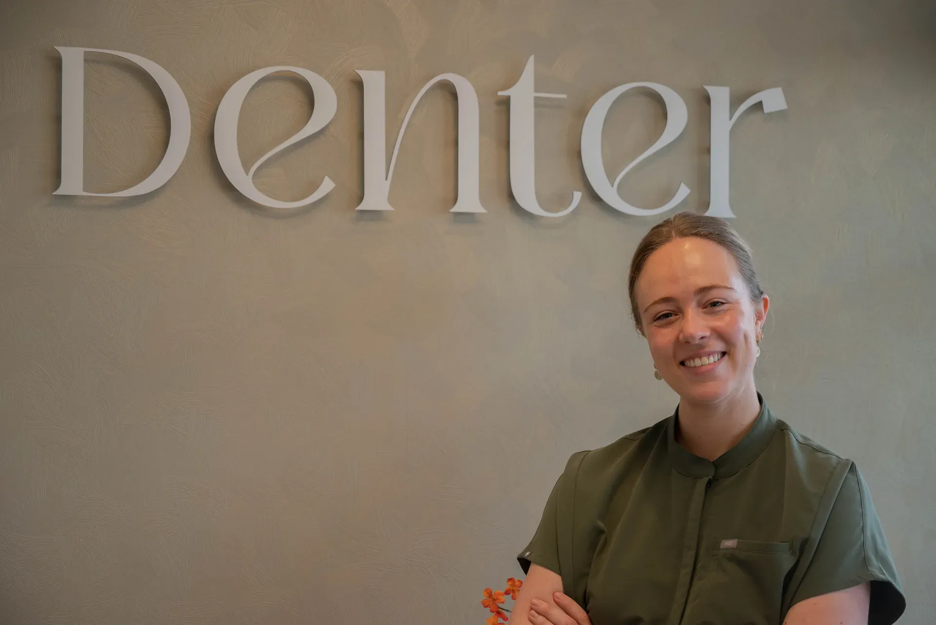 Jonne lacht voor het DENTER-logo in de wachtkamer